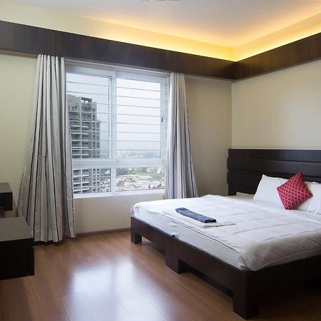Amanora Park Town Bed & Breakfast Pune Bagian luar foto