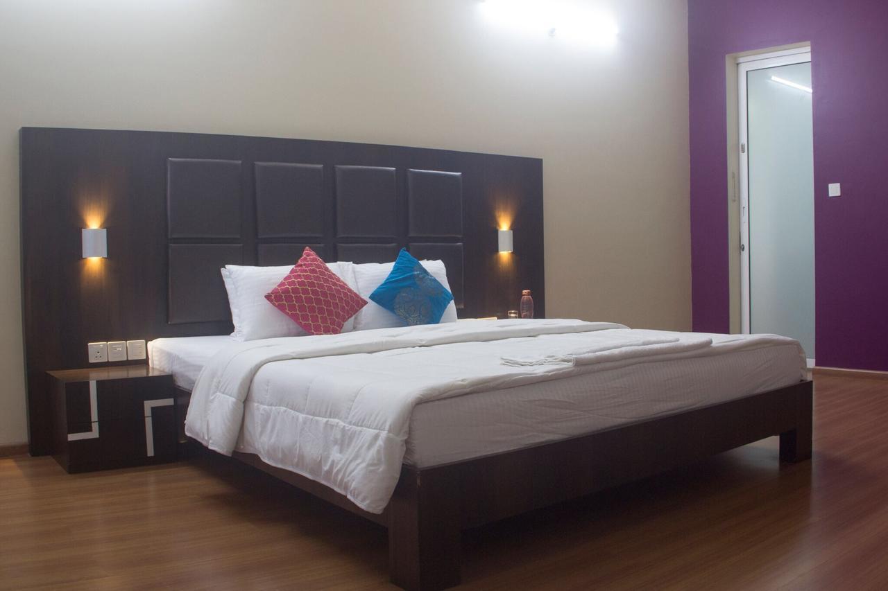 Amanora Park Town Bed & Breakfast Pune Bagian luar foto